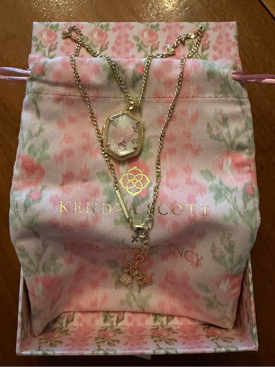 Kendra Scott Jewelry - Kendra Scott Gold LoveShack Fancy Pendant Necklace - Pink Accent